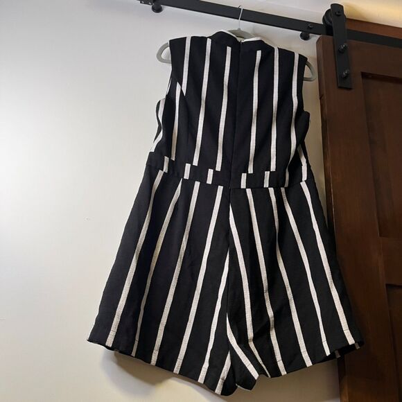 Elliatt Anthropolgie Striped Playsuit Romper Size Large - Picture 6 of 11